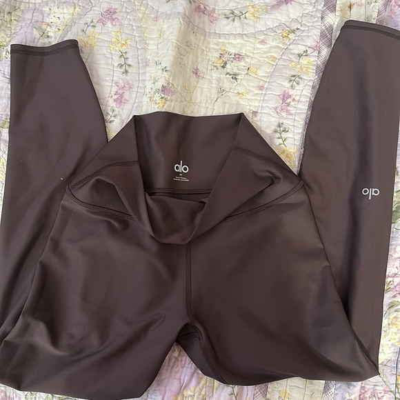 Size medium Alo brand high-waist airbrush legging nice color - Picture 2 of 4